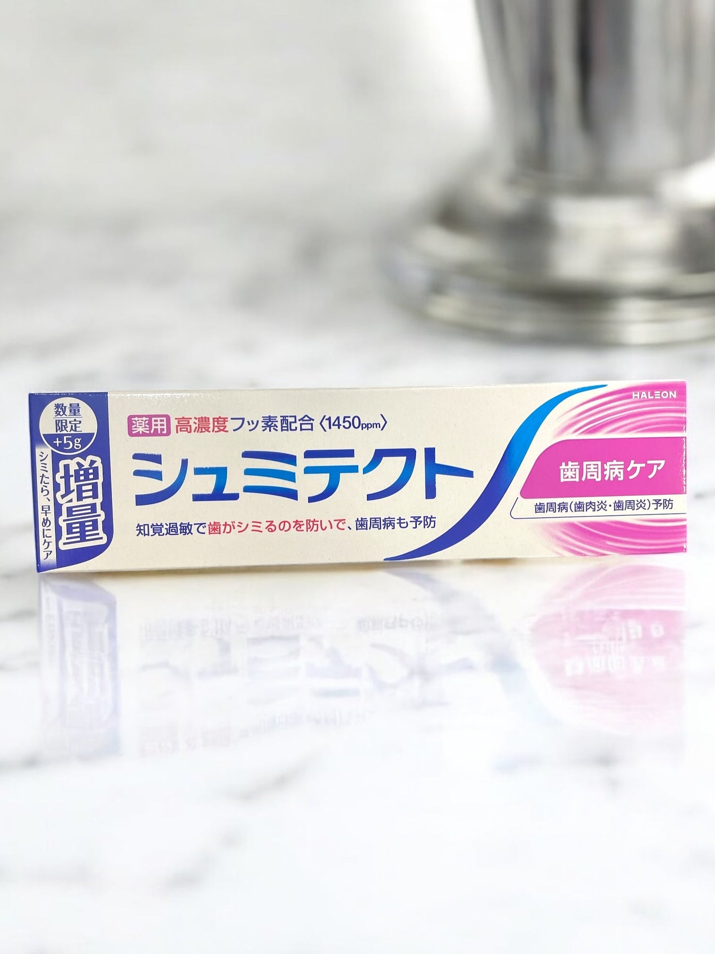 薬用シュミテクト 歯周病ケア 増量パック 100g toothpaste on marble surface.
