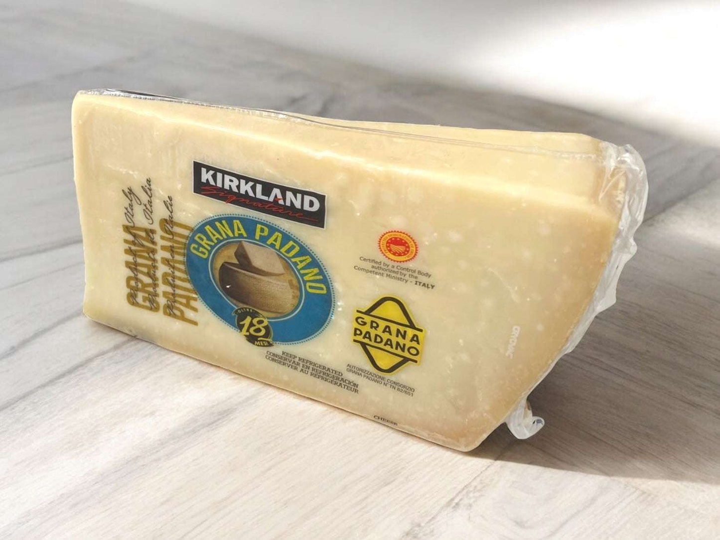 グラナパダーノ18ヶ月熟成チーズ680gの塊、イタリア産DOP認定の本格熟成チーズ