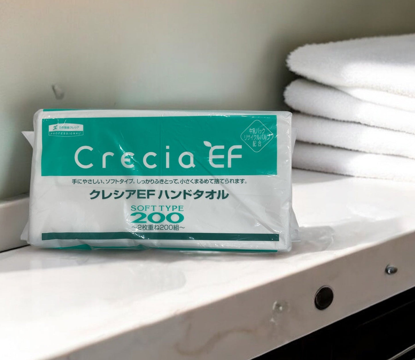クレシアEF ハンドタオル ソフト 200枚入り, 柔らかさと吸水性を備えた2枚重ねペーパータオル, 環境対応リサイクルパルプ使用, 蛍光染料不使用.