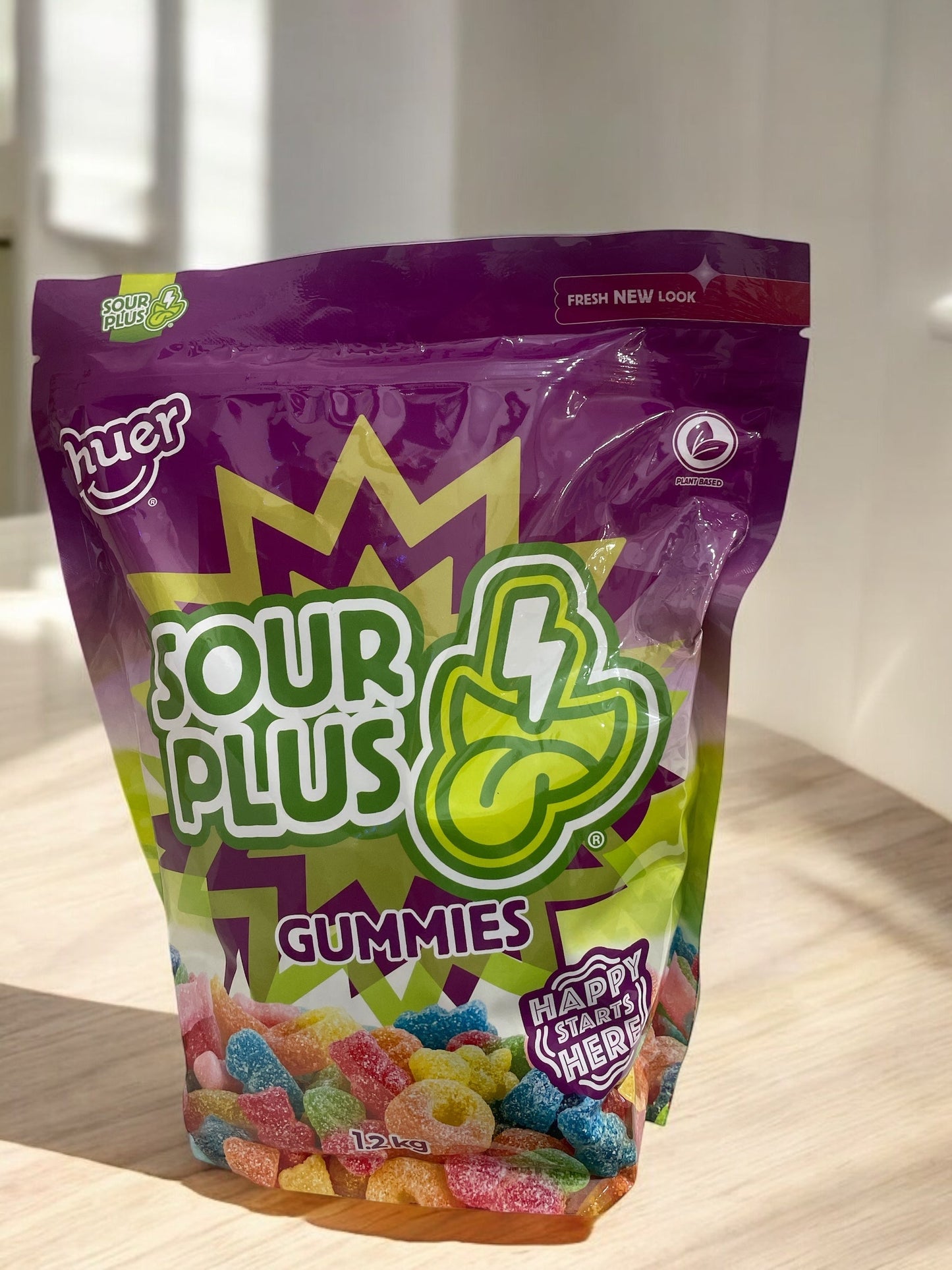 huer サワープラス グミ 1.2kg bag with assorted fruit flavors and bear shapes.