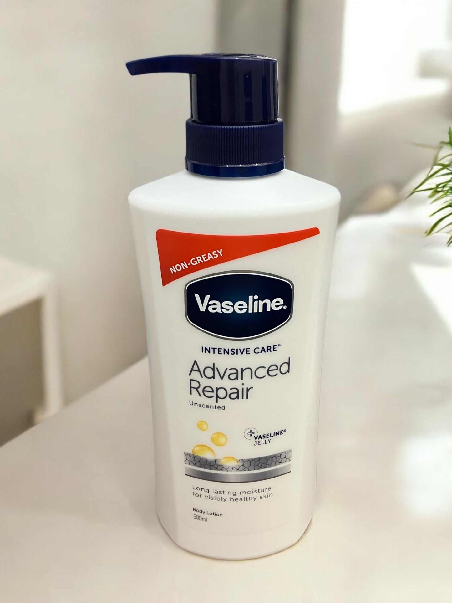 Vaseline Advanced Repair body lotion 500ml, unscented, suitable for sensitive skin, offers long-lasting moisture.