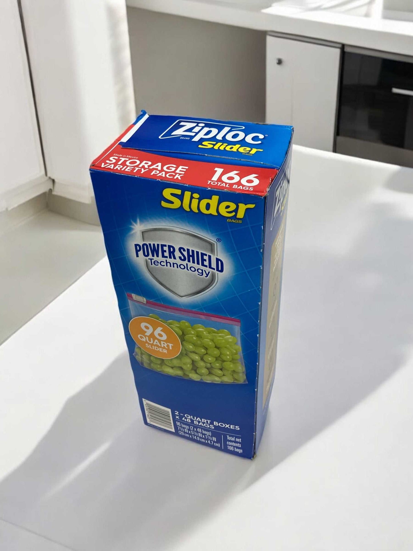 Ziploc QUARTスライダーバッグ 48枚入りパッケージ, キッチンカウンターに置かれた状態。