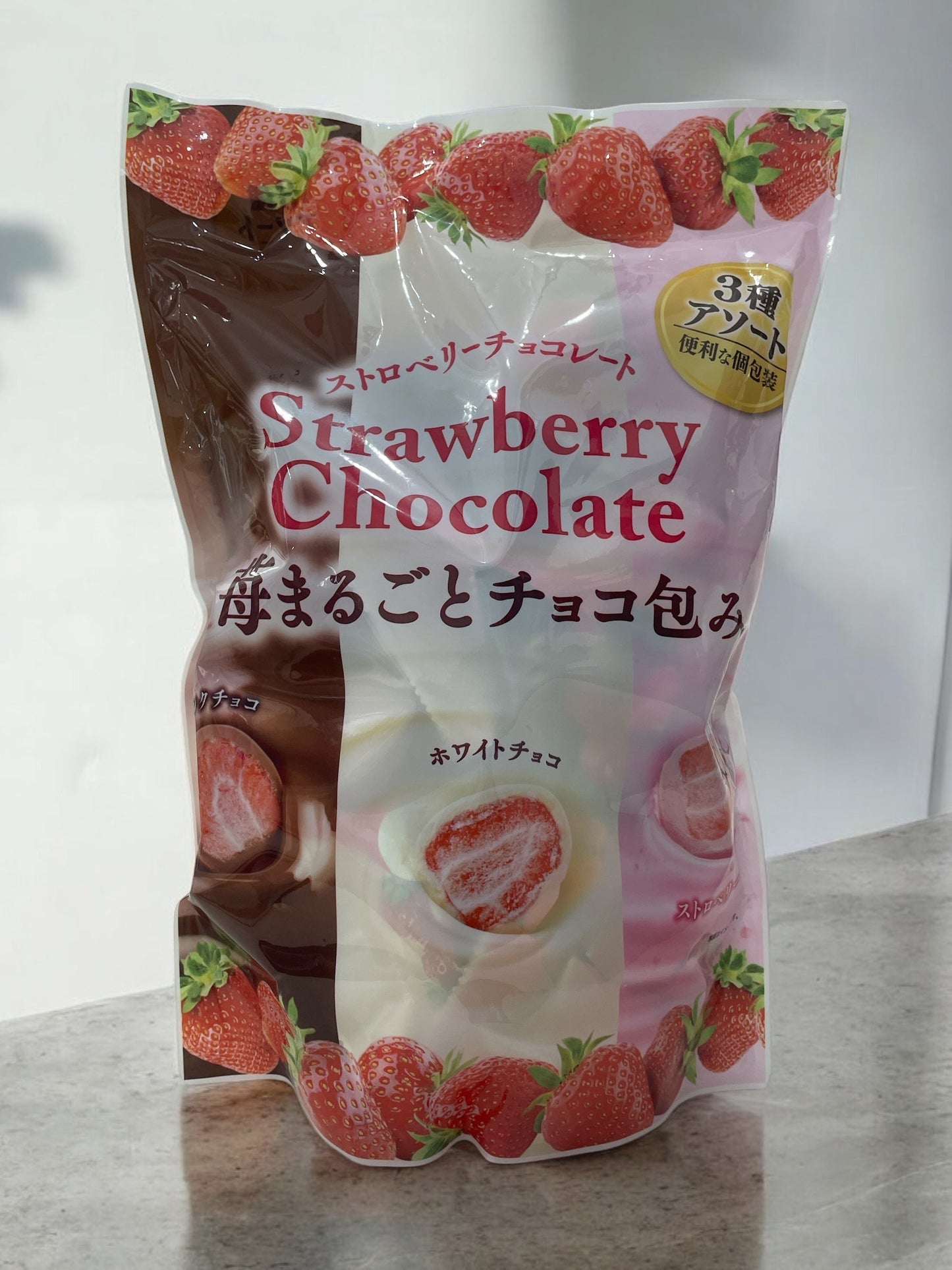 Freeze-dried strawberries covered in chocolate, 3-flavor assortment, 410g packaging.