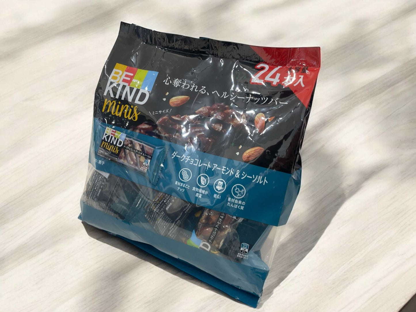 ビーカインドミニバーダークチョコと海塩の24本入りパック