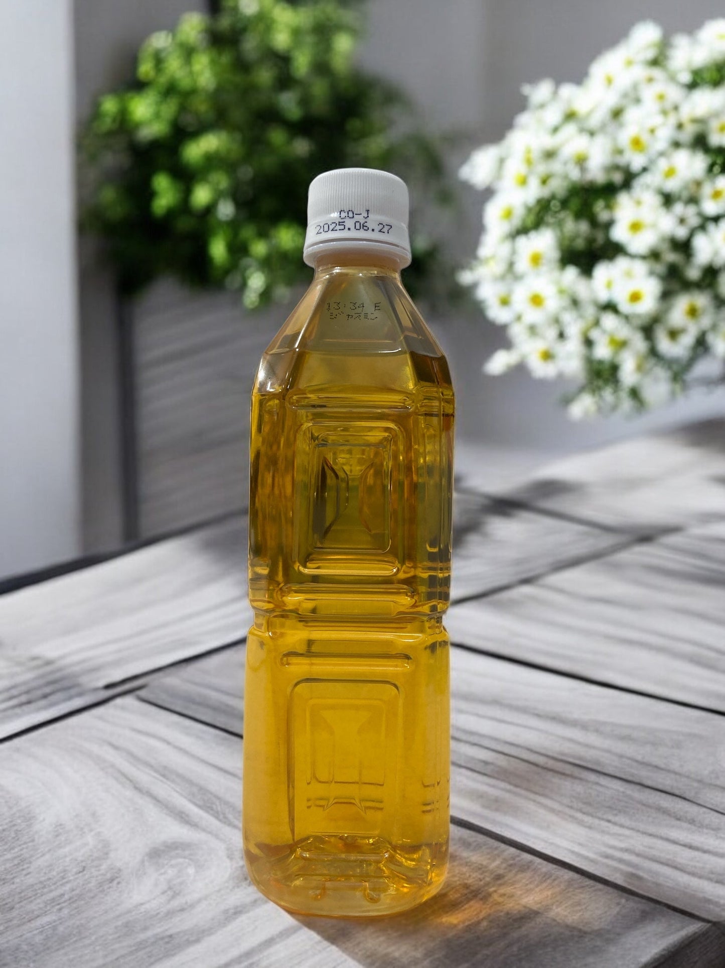 Jasmine tea 500ml label-free PET bottle on a table.