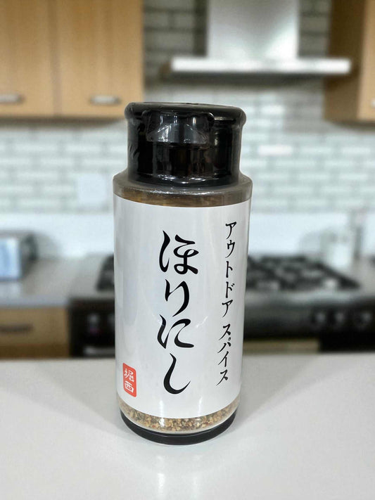 ひと振りで味が決まる！大人気の万能調味料「アウトドアスパイス ほりにし」