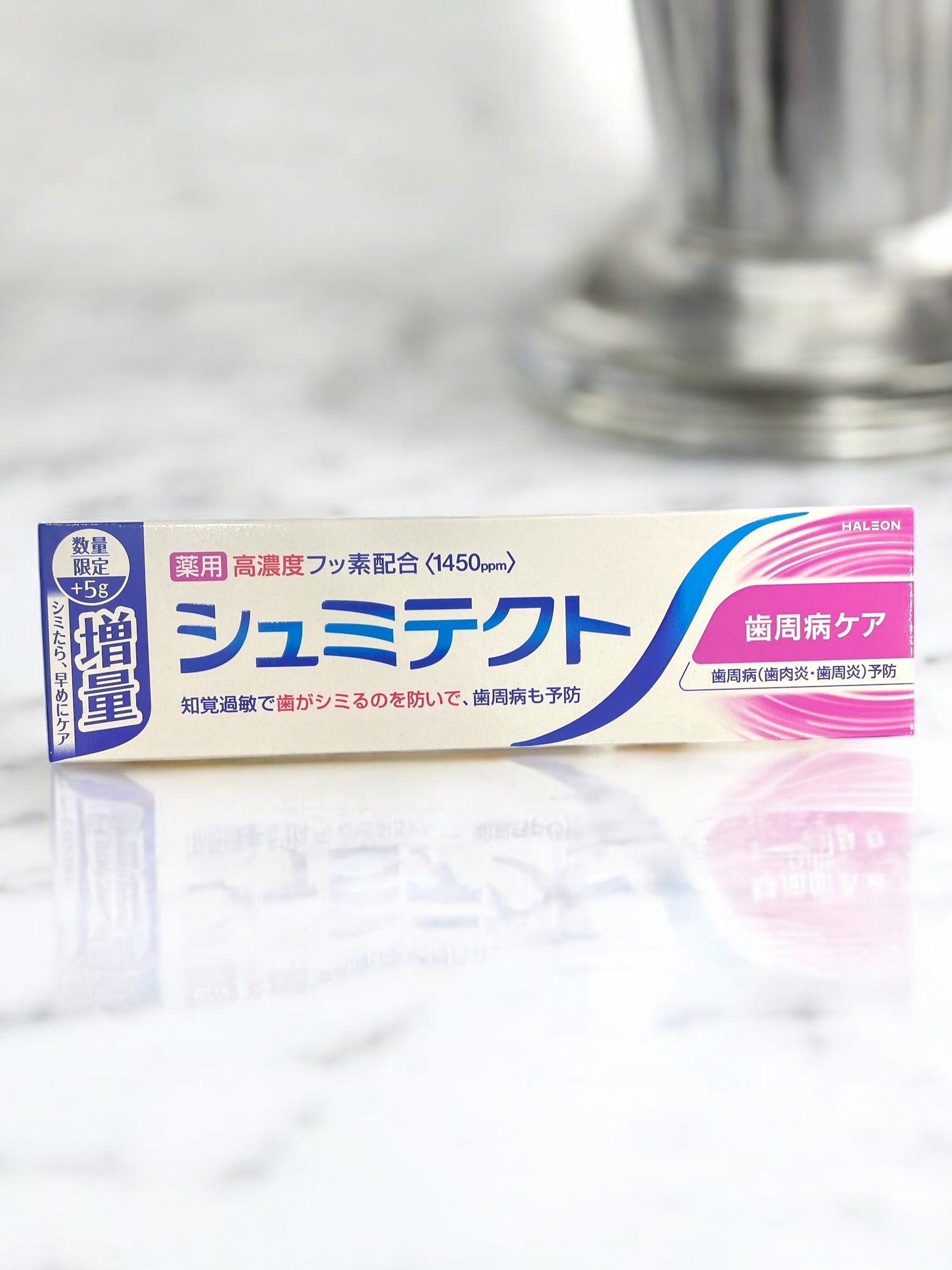 薬用シュミテクト 歯周病ケア 増量パック 100g toothpaste on marble surface.