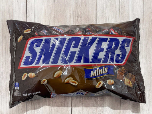 SNICKERS Minis 1020g Costco exclusive packaging on wooden surface.