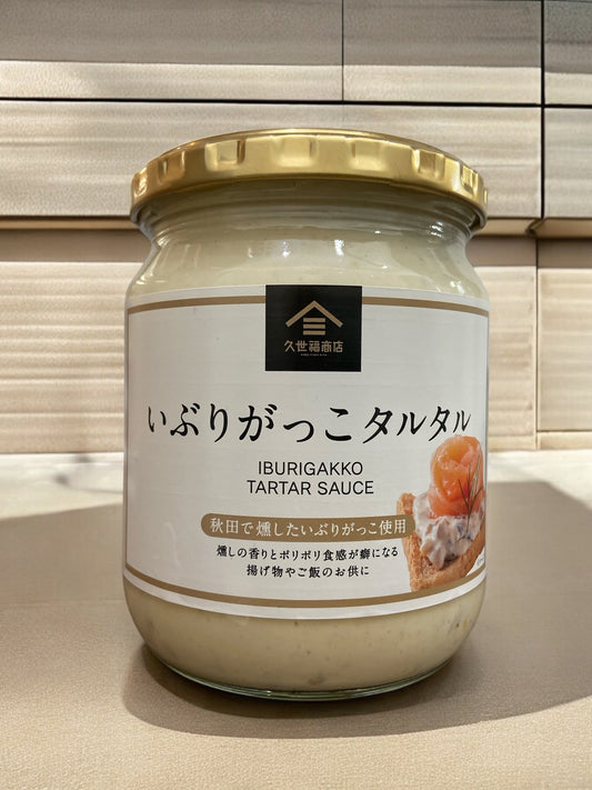 久世福商店のいぶりがっこタルタルソース、燻製風味と食感が特徴、国内製造、455g。