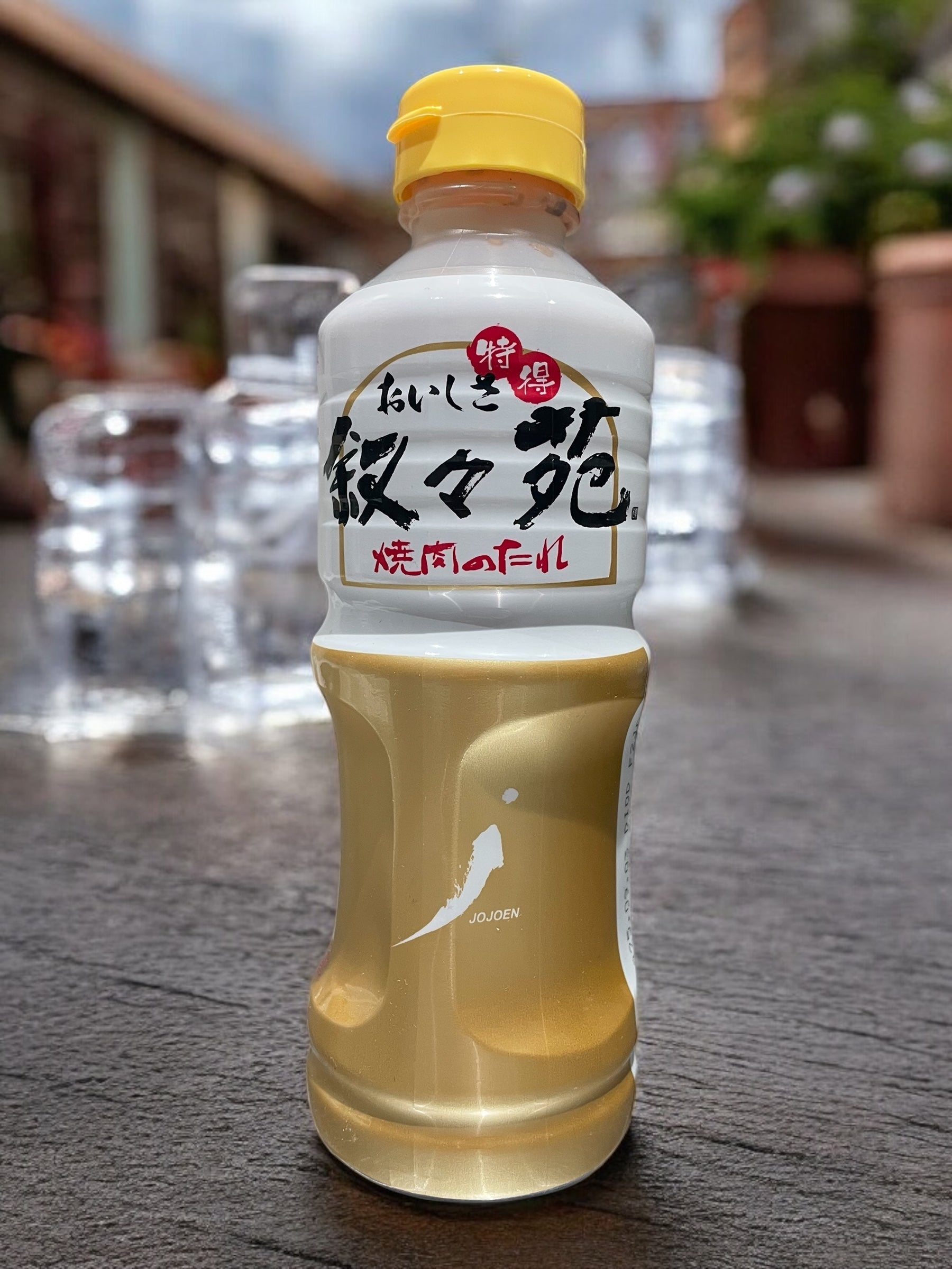 叙々苑 焼き肉のタレ 600ml bottle on table background.