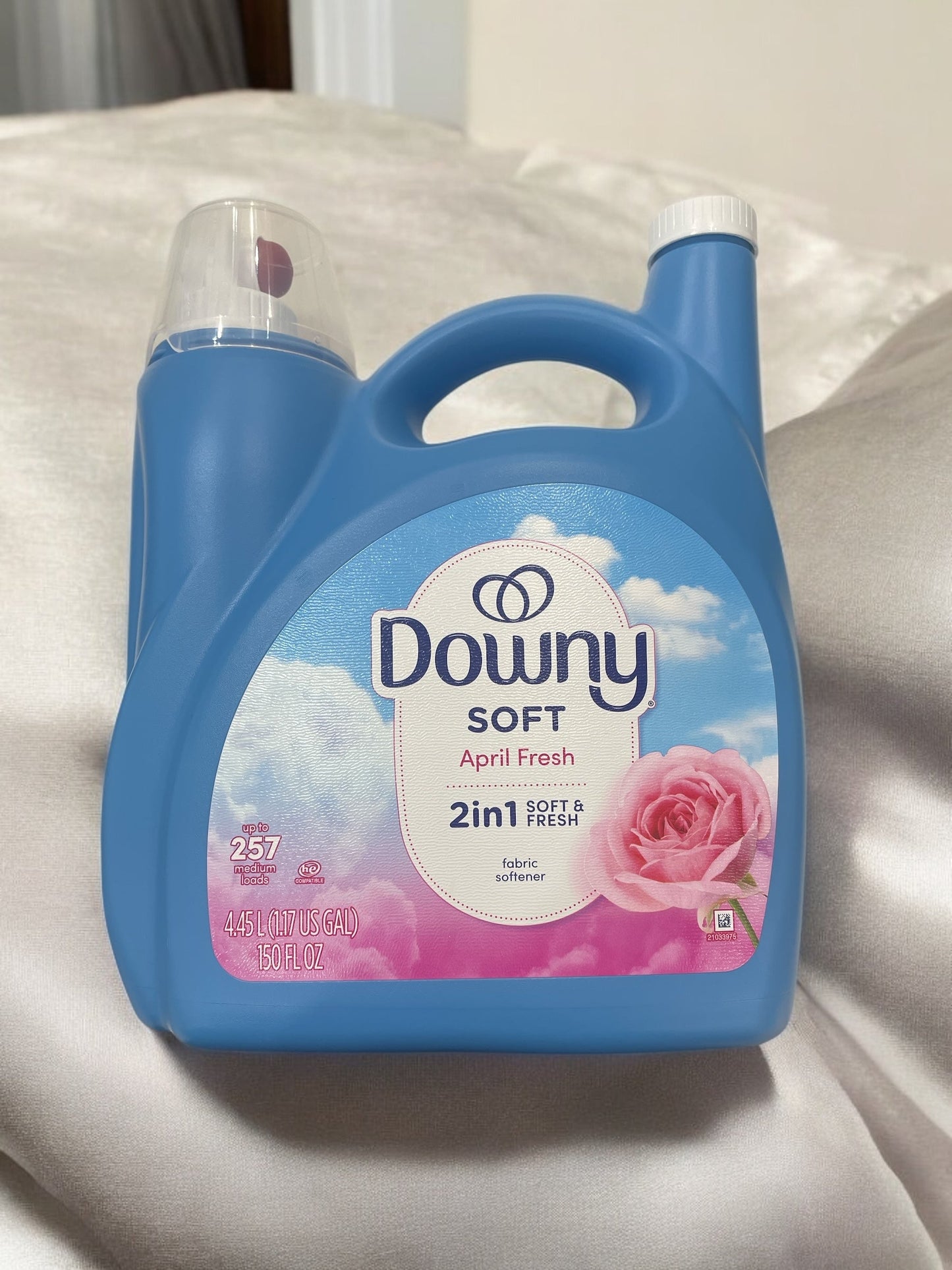 Downy April Fresh fabric softener 4.45L bottle with floral scent.