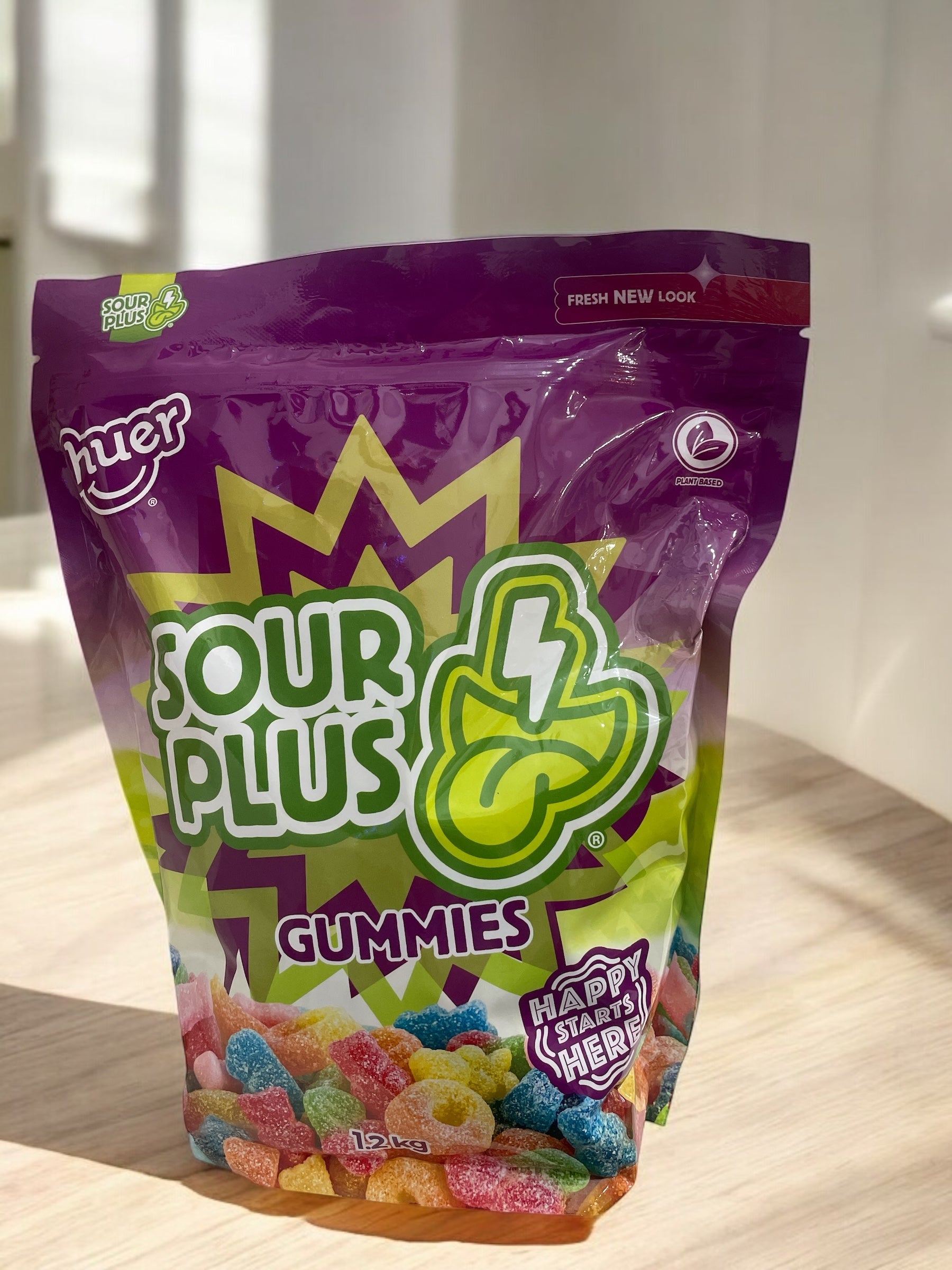 huer サワープラス グミ 1.2kg bag with assorted fruit flavors and bear shapes.