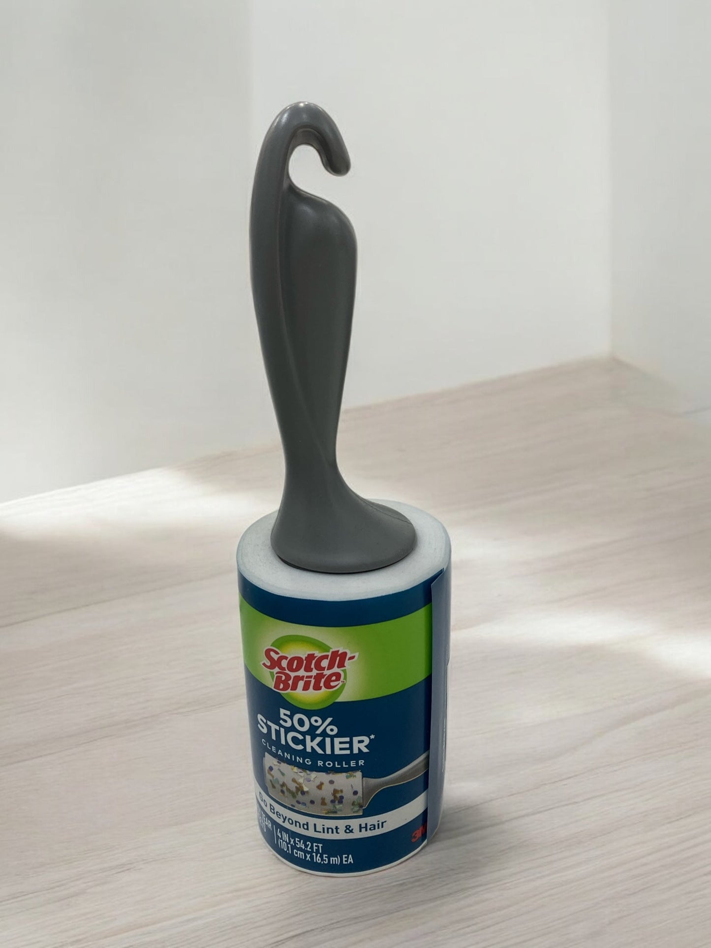 Scotch-Brite 3M lint roller with 95 sheets for effective removal of lint, pet hair, and dust.