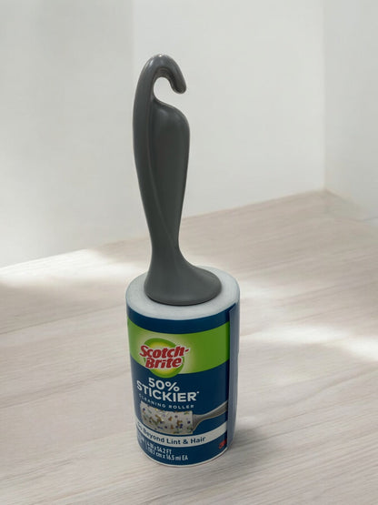 Scotch-Brite 3M lint roller with 95 sheets for effective removal of lint, pet hair, and dust.