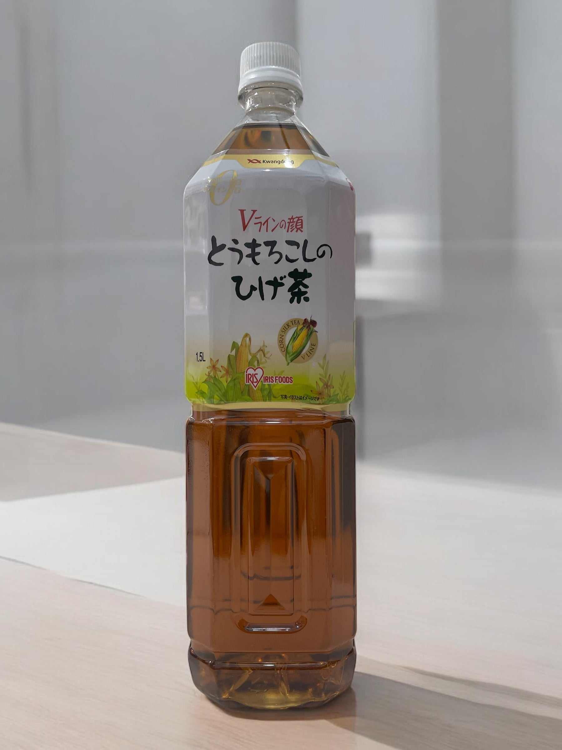 とうもろこしのひげ茶 1.5L bottle with zero caffeine and calories, Korean-made, for beauty and health.