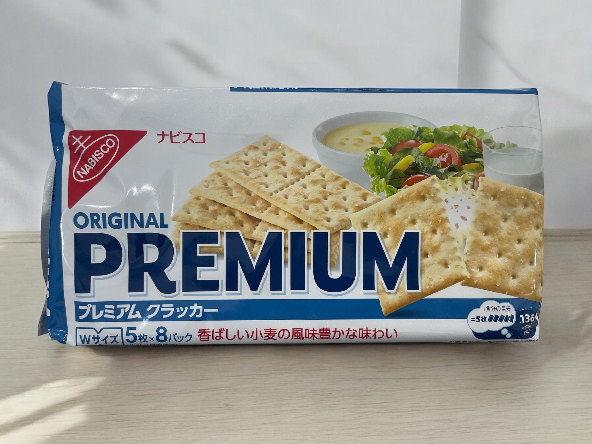 ナビスコ プレミアム クラッカー 40枚入りパッケージの画像。シンプルな塩味で楽しめるクラッカー。