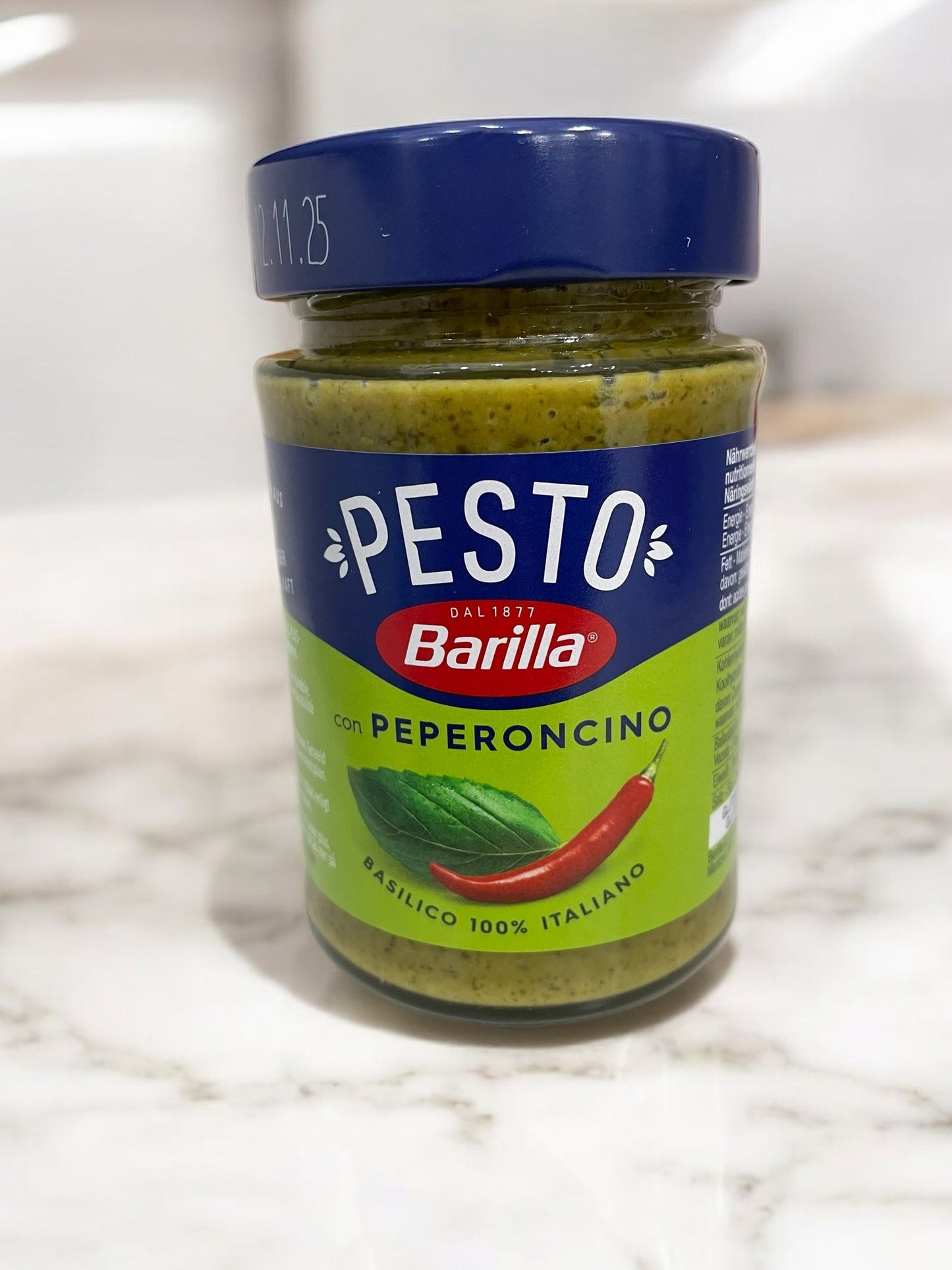Barilla Pesto Peperoncino Sauce 195g, spicy Italian basil and chili paste.