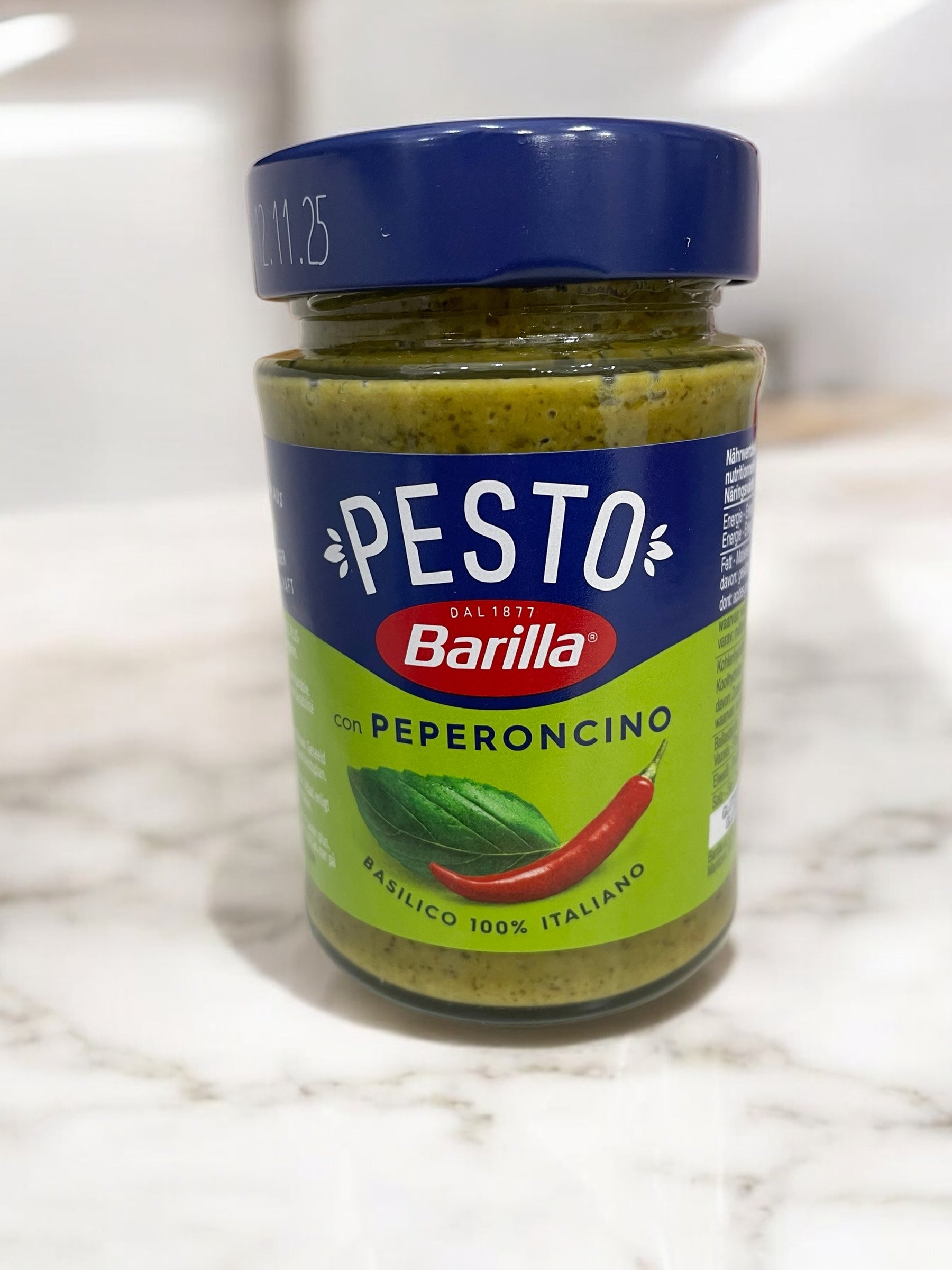 Barilla Pesto Peperoncino Sauce 195g, spicy Italian basil and chili paste.