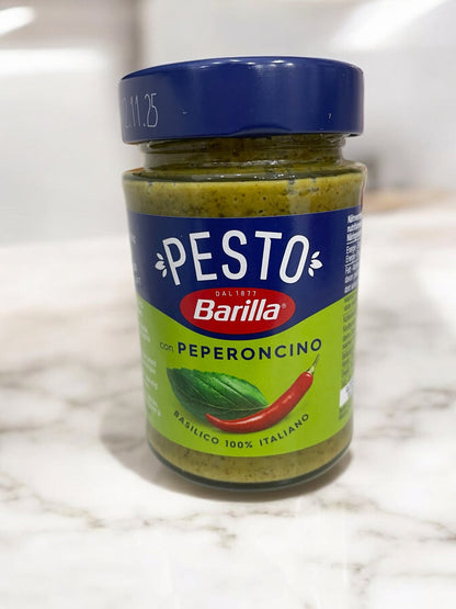 Barilla Pesto Peperoncino Sauce 195g, spicy Italian basil and chili paste.