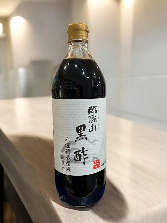 臨醐山 黒酢 900mlボトルがテーブルに置かれている。