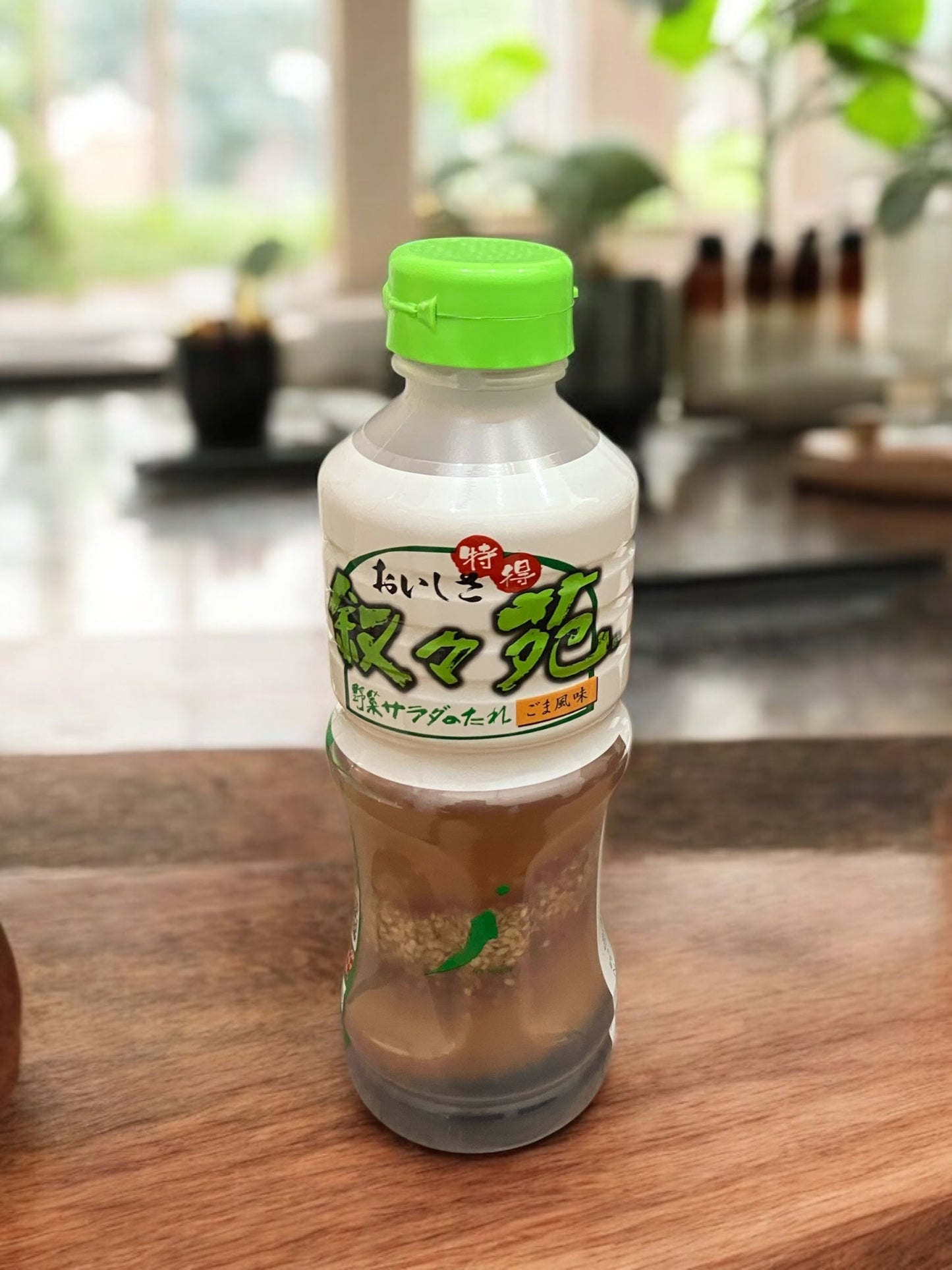 叙々苑サラダのたれ 500ml bottle with sesame flavor, no vinegar.