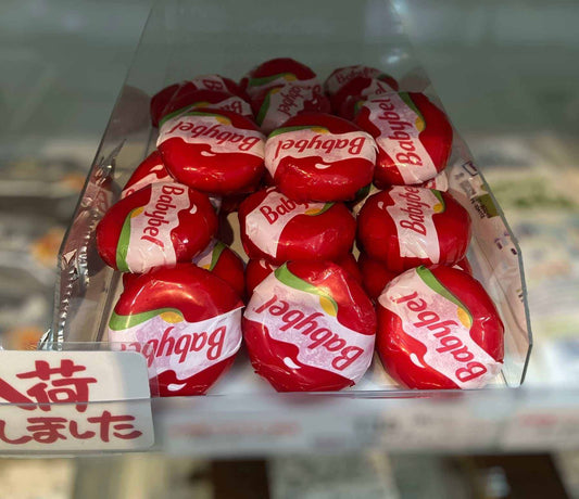 ベルジャポンの赤いワックスに包まれたミニベビーベルチーズ一個