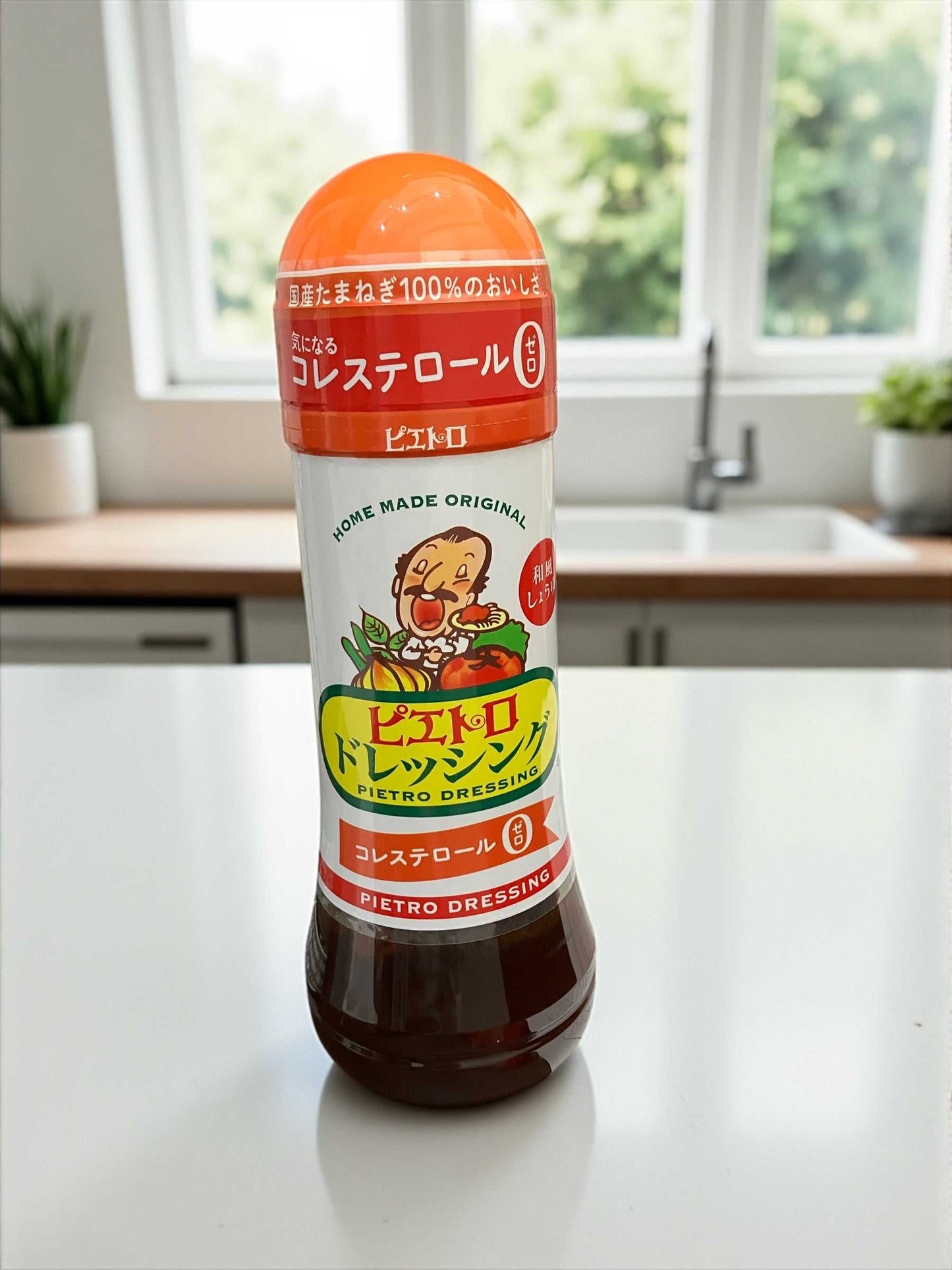 ピエトロ ドレッシング 和風しょうゆ味600mlのボトルとサラダのイメージ
