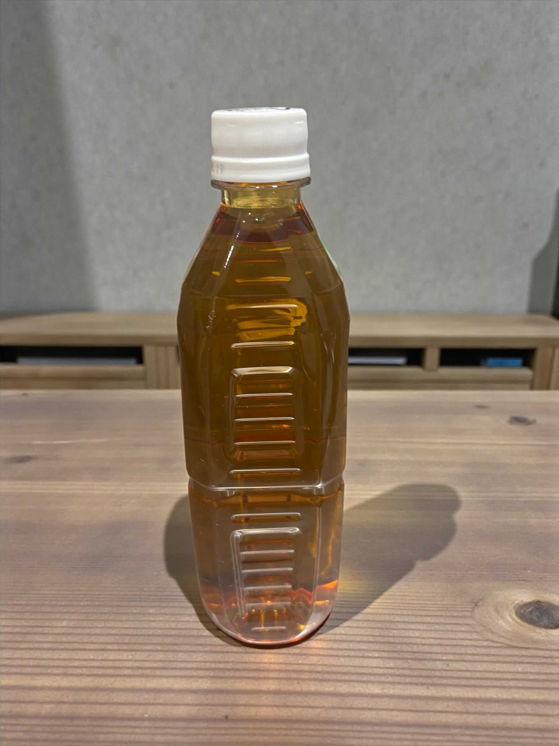 24本セットのほうじ茶500mlペットボトル、ラベルレスで環境配慮された深い香ばしさのブレンド茶