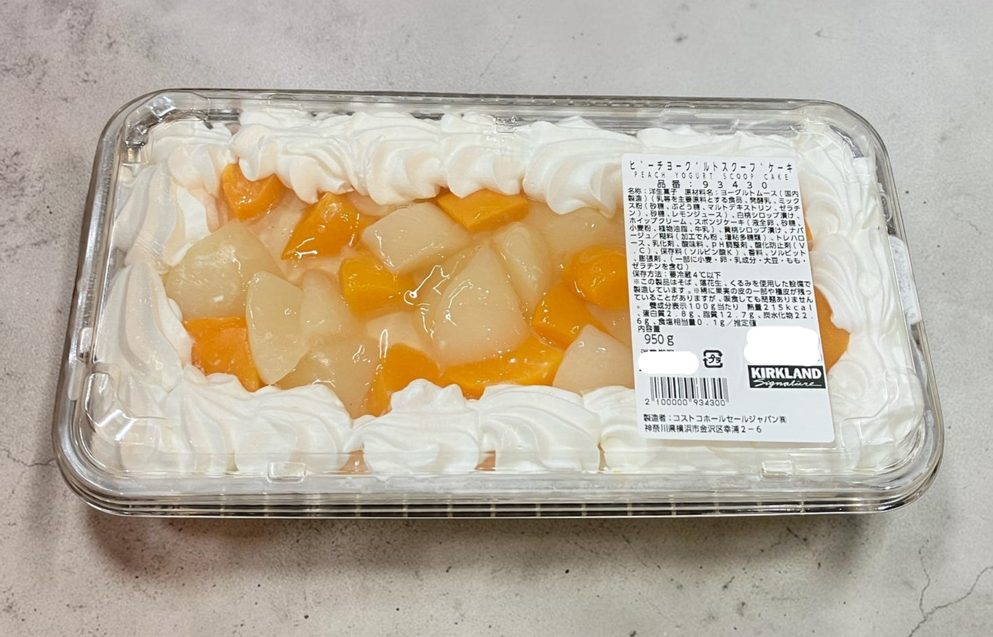 コストコ 商品 全国発送 KOCOSTOREのピーチヨーグルトスクープケーキ。白桃と黄桃がたっぷり乗ったホイップクリーム付きの爽やかな冷蔵ケーキ