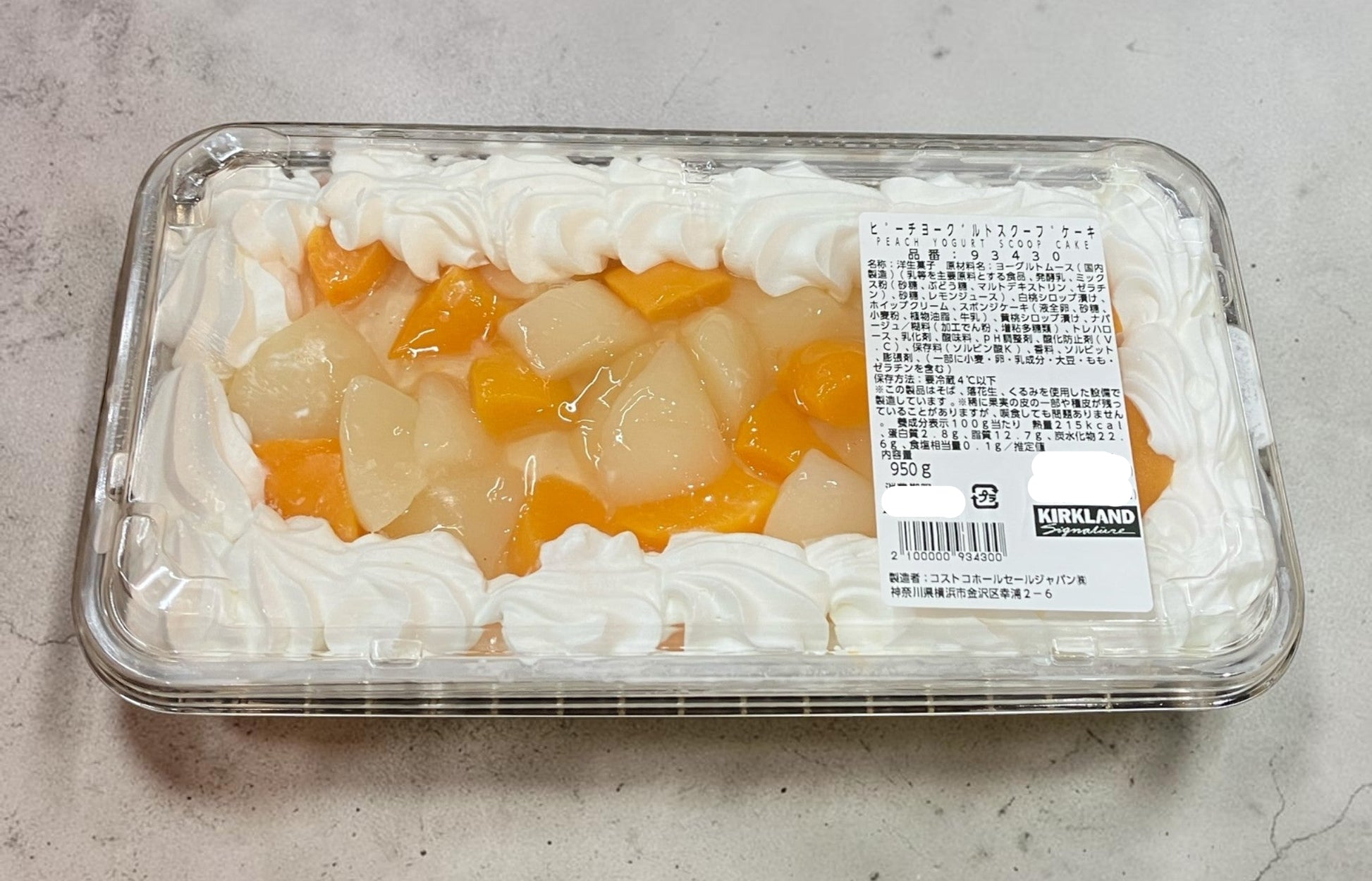 コストコ 商品 全国発送 KOCOSTOREのピーチヨーグルトスクープケーキ。白桃と黄桃がたっぷり乗ったホイップクリーム付きの爽やかな冷蔵ケーキ