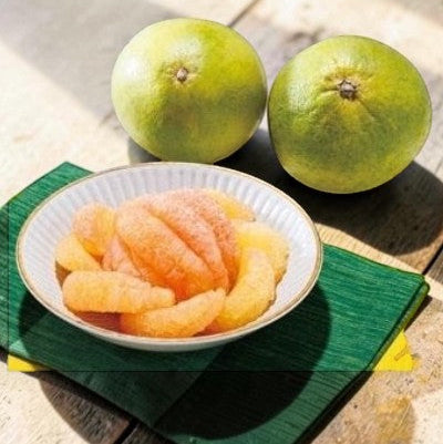 コストコ 商品 全国発送 KOCOSTOREのタイ産ポメロ2玉と、皿に盛り付けられた果肉の様子