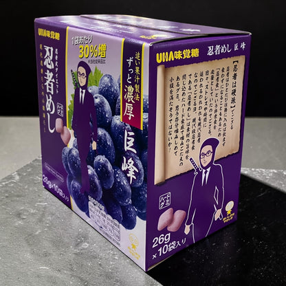 コストコ 商品 全国発送 KOCOSTOREのUHA味覚糖忍者めし巨峰味グミ10袋入りボックス。濃厚なグレープの果実感とハードな噛みごたえが特徴のパッケージ。